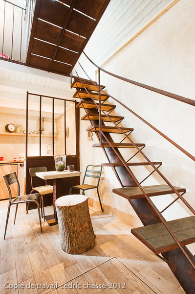 l'escalier en forme de colonne vertébrale de la cabane