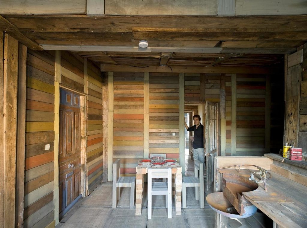 la Villa déchets meubles en palettes et maison complète réalisée avec des palettes un projet Frédéric TABARY Designer
