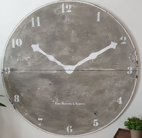 Horloge réalisée en contre plaqué, et patinée. Réalisée par Frédéric TABARY