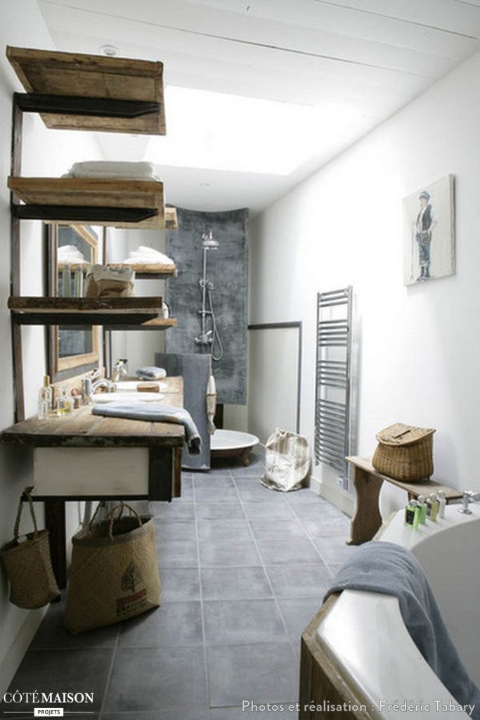 Salle de bain/ douche en zinc et bois .Le zinc en décoration une matière étonnante