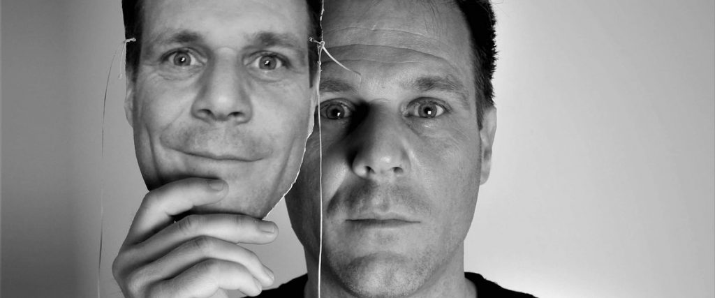 Rémi Gaillard passe à l'action dans la ville et pour les sans abris, avec les villas en urgence mobiles